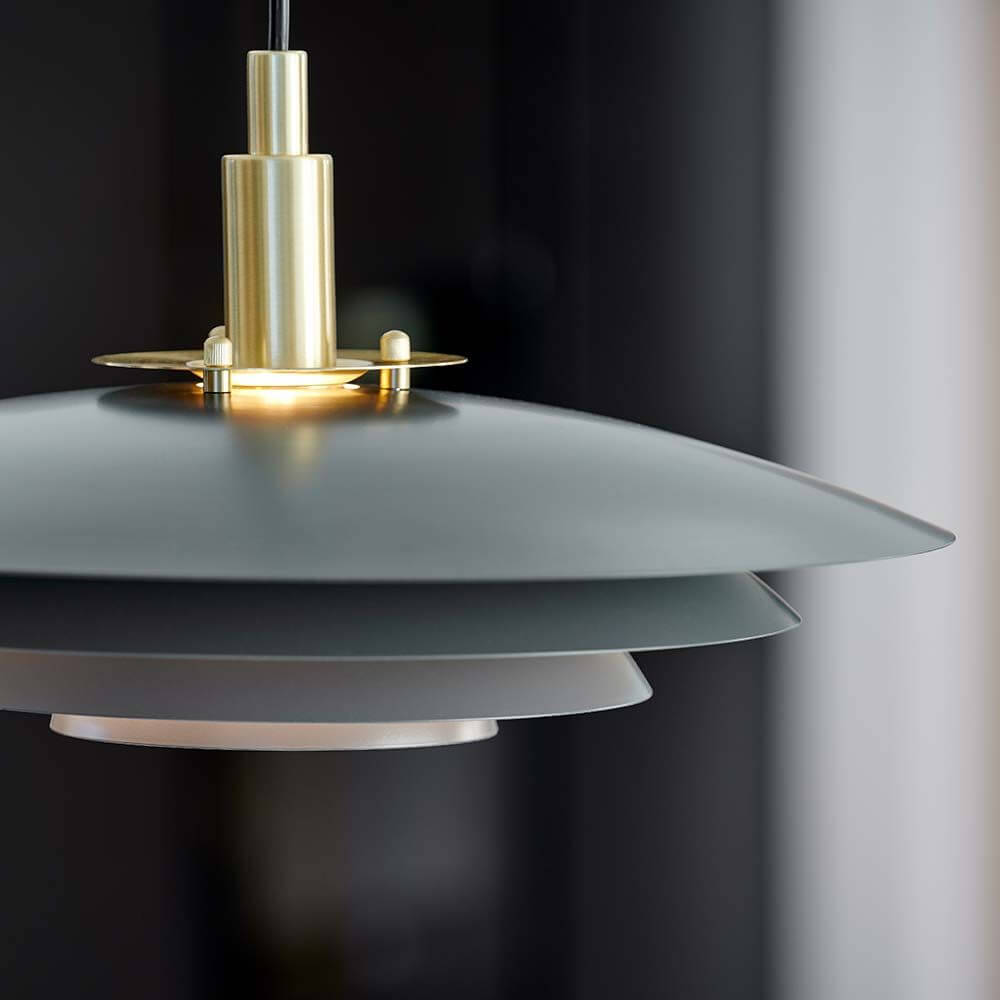 Bretagne Pendelleuchte mit skandinavischem Design und mehreren geschichteten Lampenschirmen für gemütliches Licht.