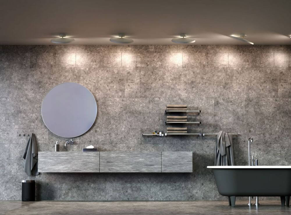 Moderne Badezimmeransicht mit LED Deckenlampe Kaito Pro Ø 40cm, grauen Wänden und eleganter Badewanne.