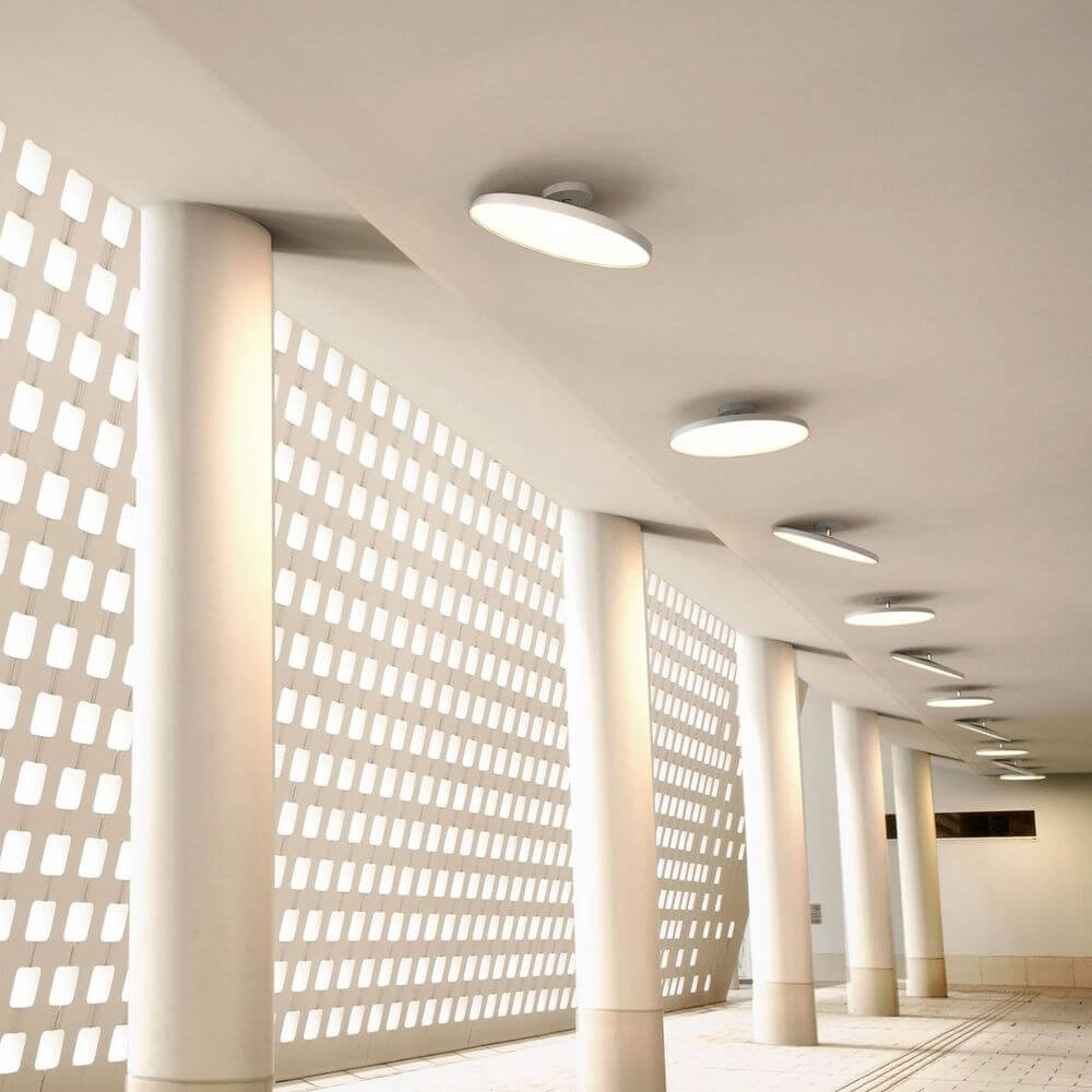 LED Deckenlampe Kaito Pro Ø 40cm in modernem, minimalistischen Innenraumdesign.