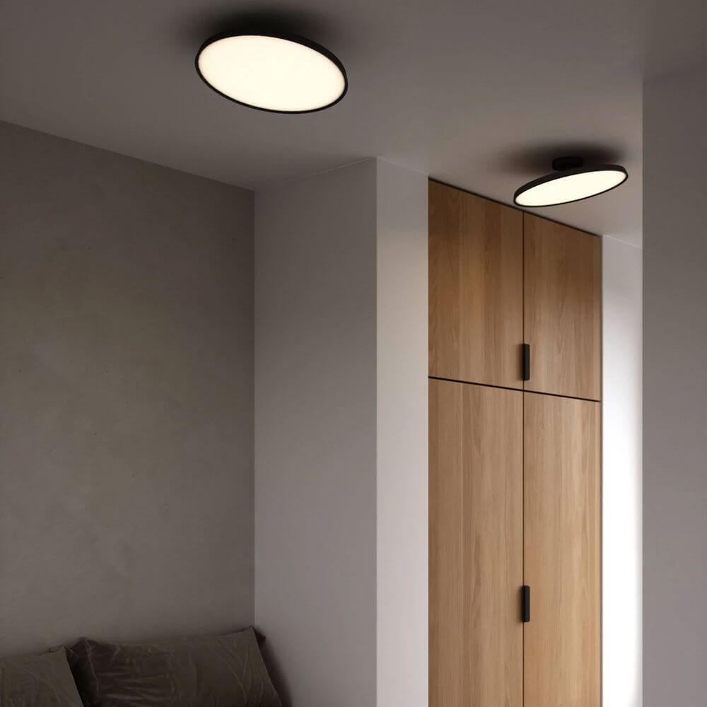 LED Deckenlampe Kaito Pro Ø 40cm im modernen Wohnraum mit minimalistischer Gestaltung und gleichmäßiger Ausleuchtung.