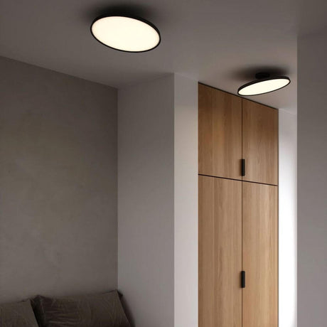 LED-taklampe Kaito Pro Ø 40 cm i et moderne oppholdsrom med minimalistisk utforming og jevn belysning.
