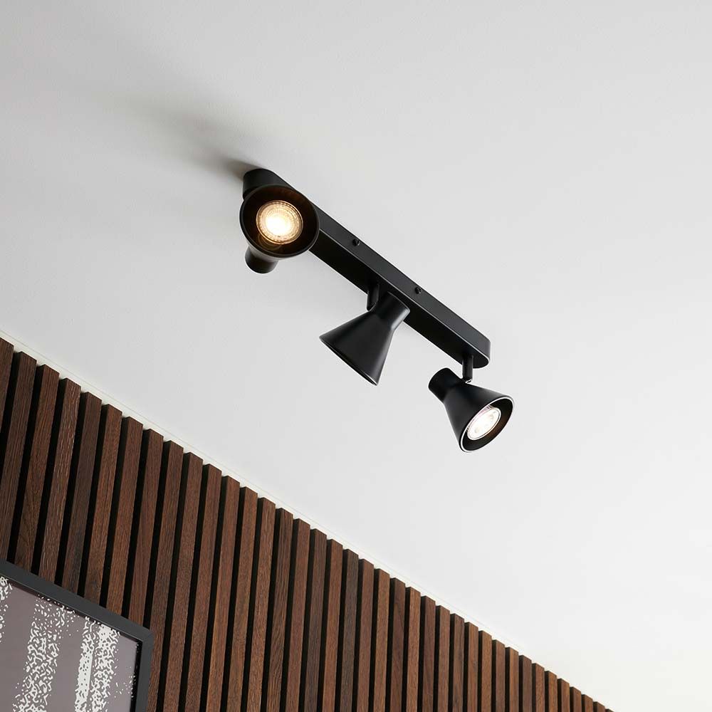 Eik Balkenstrahler 3-flammig in modernem Design, ideal für Wand- oder Deckenmontage.