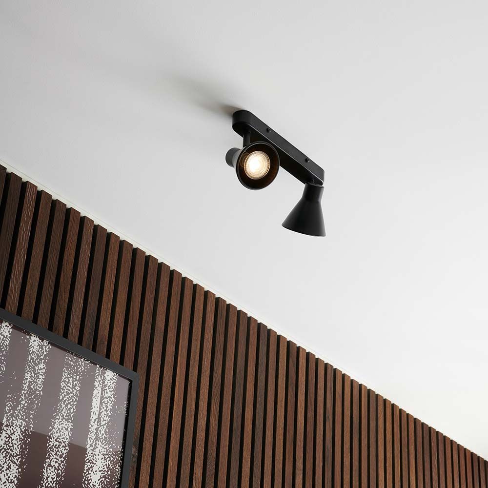 Eik Deckenstrahler 2-flammig Schwarz an der Decke installiert, modernes Design auf Holzvertäfelung.