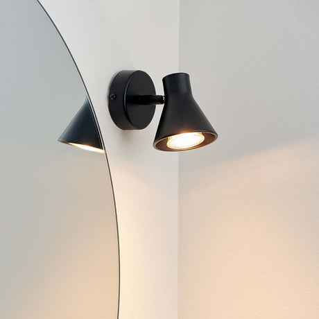 Eik Wall Spot – modern wall lamp with adjustable light head for directed light.