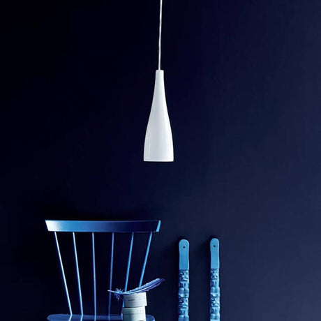 Lampa wisząca Embla z szkła biała wisi nad niebieskim krzesłem, nowoczesne oświetlenie dla stylowych wnętrz.