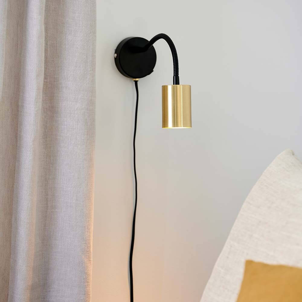 Explore Flex Spot Messing an der Wand montierte Lampe mit flexibel einstellbarem Kopf.