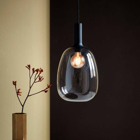 Suspension Alton 23 noire, fumé, élégante lampe en verre avec une lumière chaude et une forme ronde.