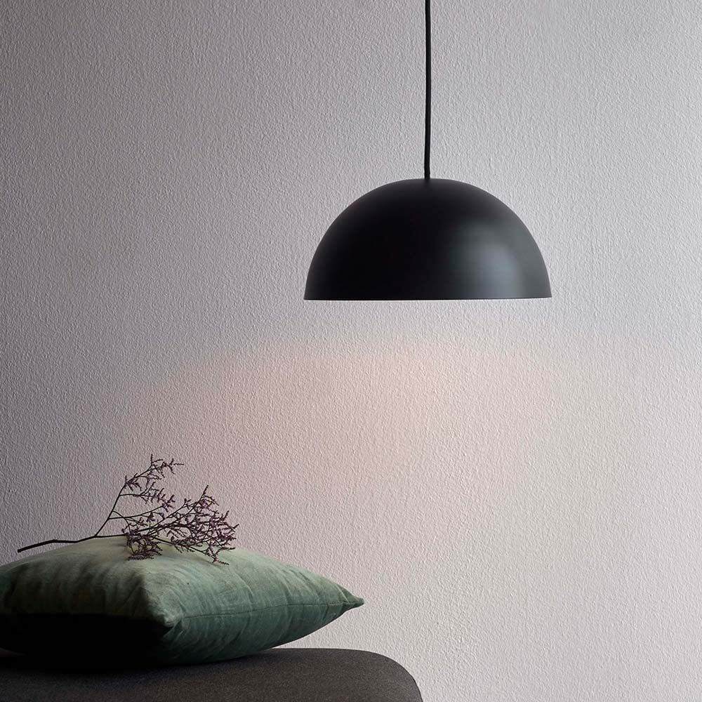 Hängelampe Ellen 30 Schwarz, minimalistisches skandinavisches Design mit breitem Lichtfeld und runder Form.