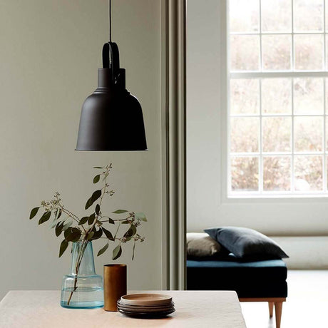 Hängeleuchte Adrian 25 Schwarz in modernem Raum mit eleganten Dekorationen