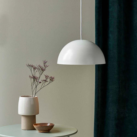 Hängeleuchte Ellen 30 Weiß, skandinavisches Design, minimalistischer Stil, angenehme Beleuchtung.