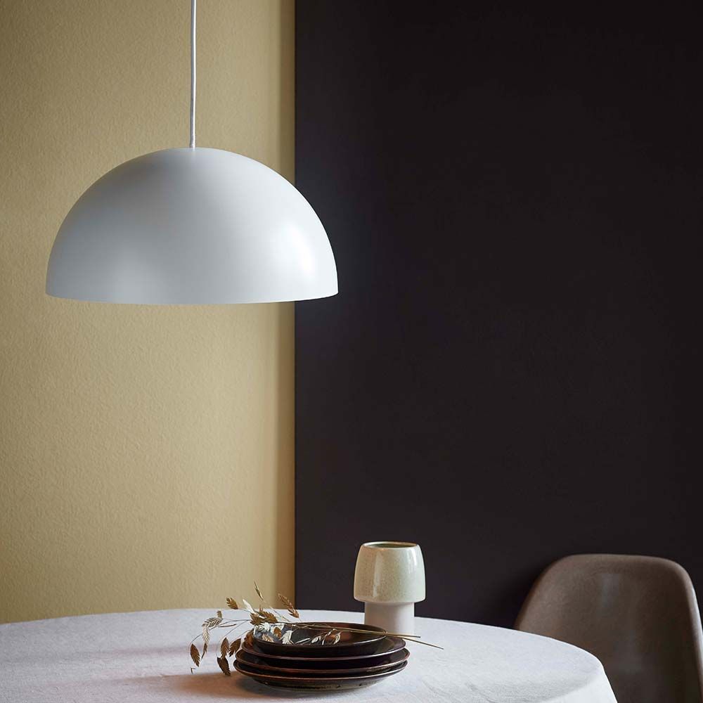 Hängeleuchte Ellen 40 Weiß über einem Tisch mit Geschirr, minimalistischem skandinavischem Design.