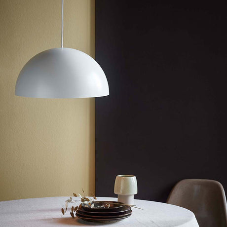Hängeleuchte Ellen 40 Weiß über einem Tisch mit Geschirr, minimalistischem skandinavischem Design.
