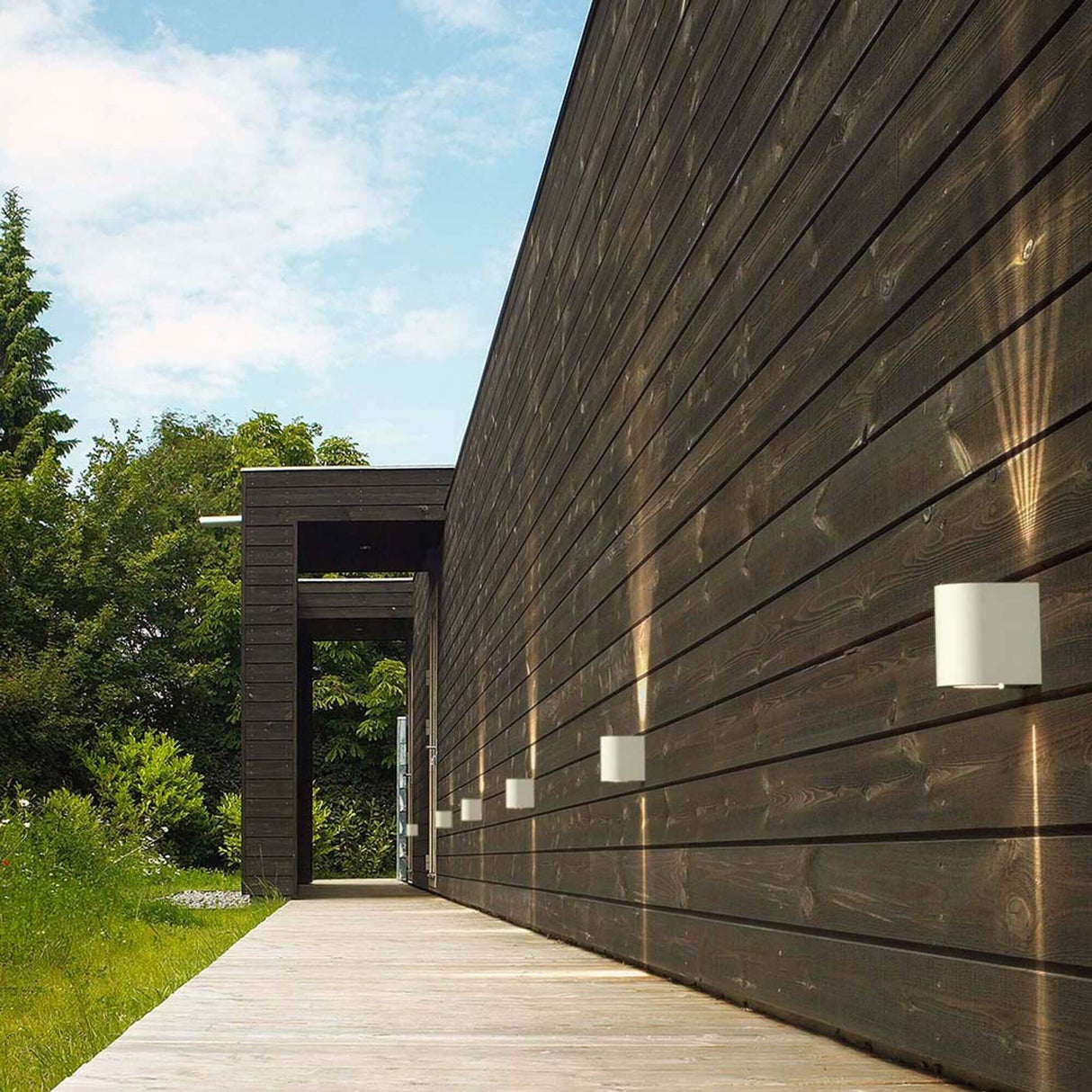 LED Außen-Wandleuchte Canto 2 IP44 Weiß an einer Holzfassade, Lichtströme dekorativ und skulptural.
