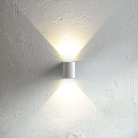 LED Außen-Wandleuchte Canto 2 IP44 Weiß mit auf- und abstrahlendem Lichtdesign an einer Wand