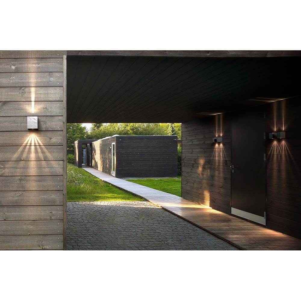 LED Außen-Wandleuchte Canto Kubi 2 IP44 Verzinkt an modernem Holzbau mit stimmungsvollem Lichtdesign.