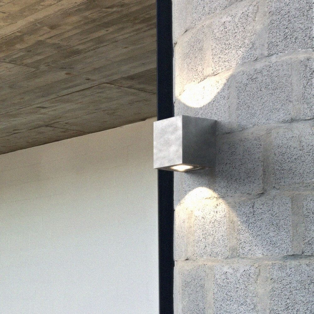 LED Außen-Wandleuchte Canto Kubi 2 IP44 Verzinkt an einer Betonwand montiert.