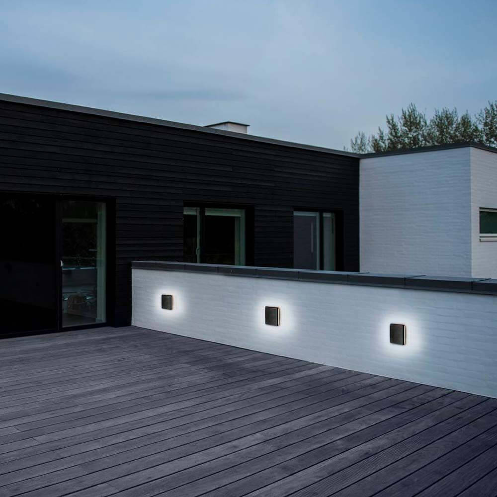 LED Wandaussenleuchte Artego IP54 Schwarz an einer modernen Wand, die für stimmungsvolles Licht sorgt.
