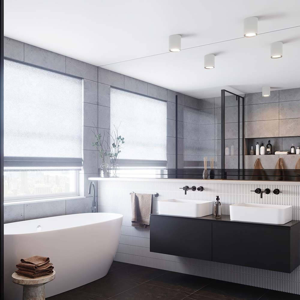 Modernes Badezimmer mit Landon Long LED Deckenspot und elegante Badewanne.