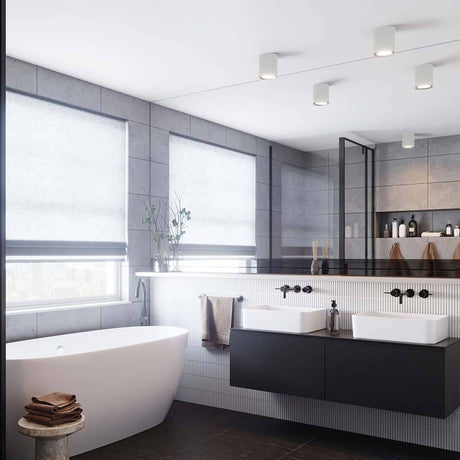 Moderne Badezimmeransicht mit Landon Long LED Deckenspot IP44 und eleganten Badmöbeln.