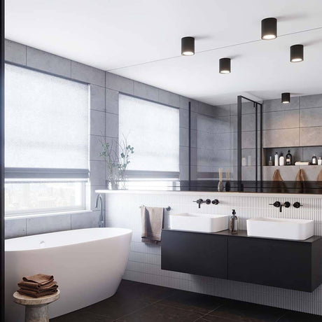 Landon Long LED Deckenspot IP44 im modernen Badezimmer mit Badewanne und Doppelwaschbecken.