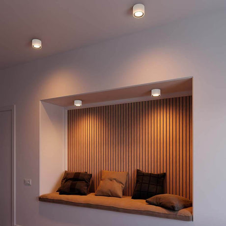 Landon Smart LED Loftslys i en moderne stue med hyggelig siddeplads og indirekte belysning.