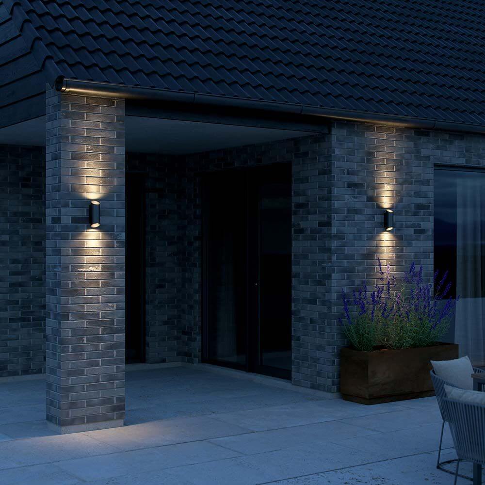 Nico Round Außen Wandleuchte 2-flammig an einem modernen Haus mit eleganter Beleuchtung.