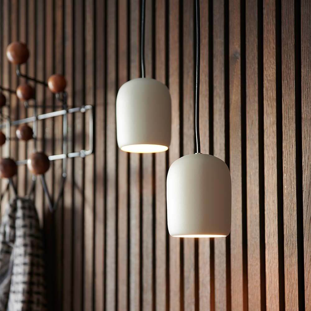Notti Pendelleuchte in skandinavischem Design, sanftes Licht und matte Oberfläche, ideal für Gruppenanordnung.