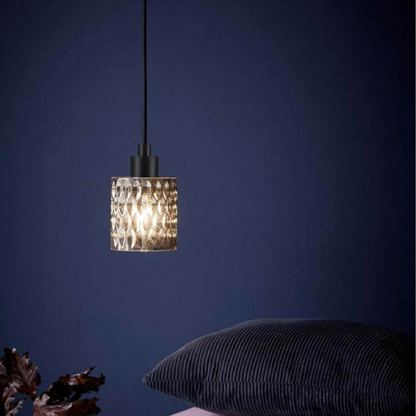 Pendelleuchte Hollywood Rauch in stilvollem Interieur mit dunkler Wand und Kissen.