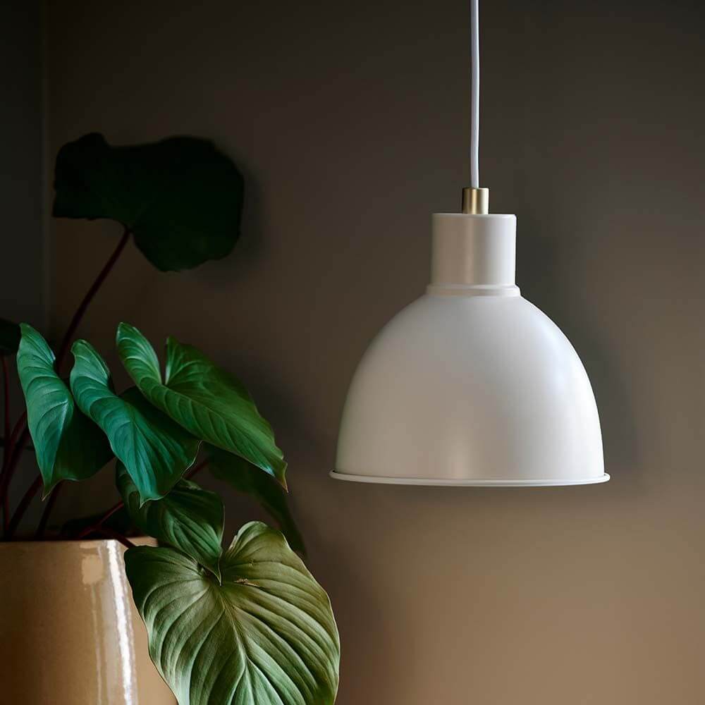 Pop Pendelleuchte Beige über einem Topf mit grünen Pflanzen, stilvolles Beleuchtungsdesign mit mattem Finish.