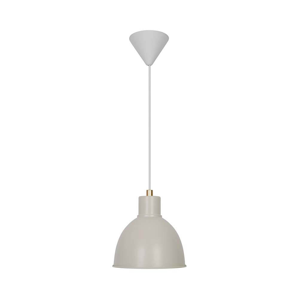 Pop Pendelleuchte Beige mit mattem Finish und Messingdetail für stilvolles Licht über Ess- oder Küchentisch.