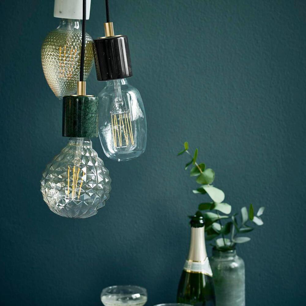 Marmorpendellampe Siv i svart, stilfull designlampe med kontrastfull marmoroverflate og dekorativ lyskilde.