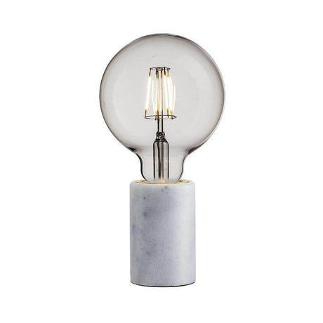 Bordlampe Siv med hvit marmor og stilfull lyskilde som avgir varmt lys.