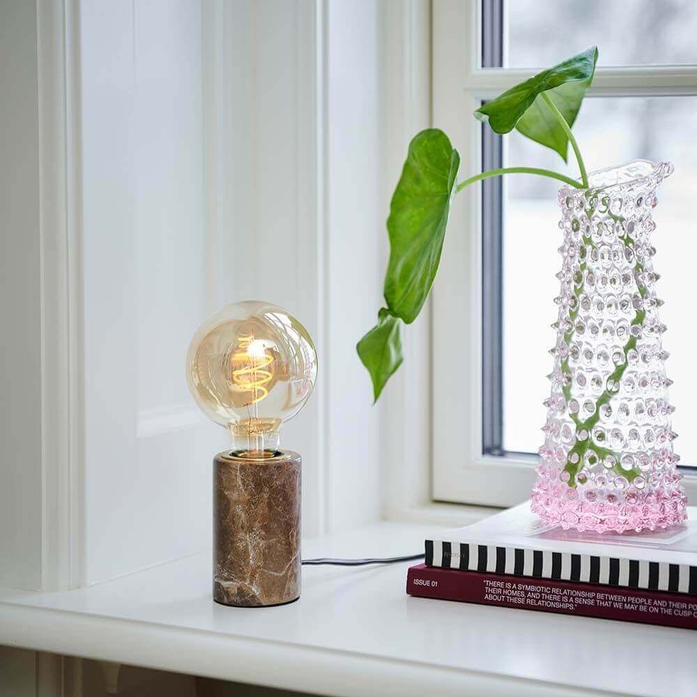Siv Tischleuchte aus Marmor mit dekorativem Leuchtmittel, stilvolles Design für modernes Interieur.