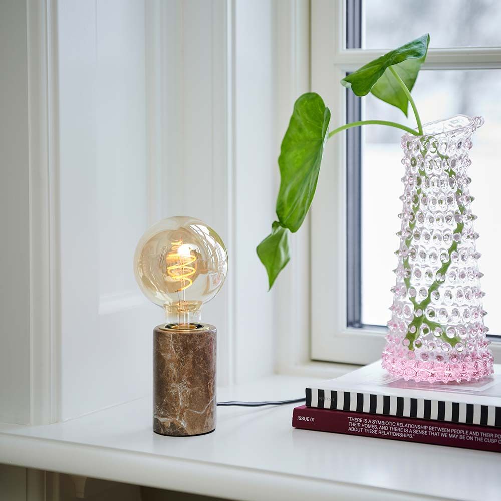 Siv Tischleuchte Marmor mit elegantem Marmor-Design und warmem Licht im modernen Interieur.