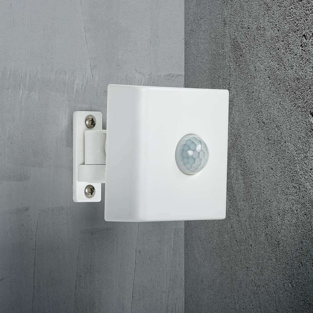 Smart Bewegungs Sensor an einer Wand montiert, zeigt den kabellosen Lux- und Bewegungssensor.