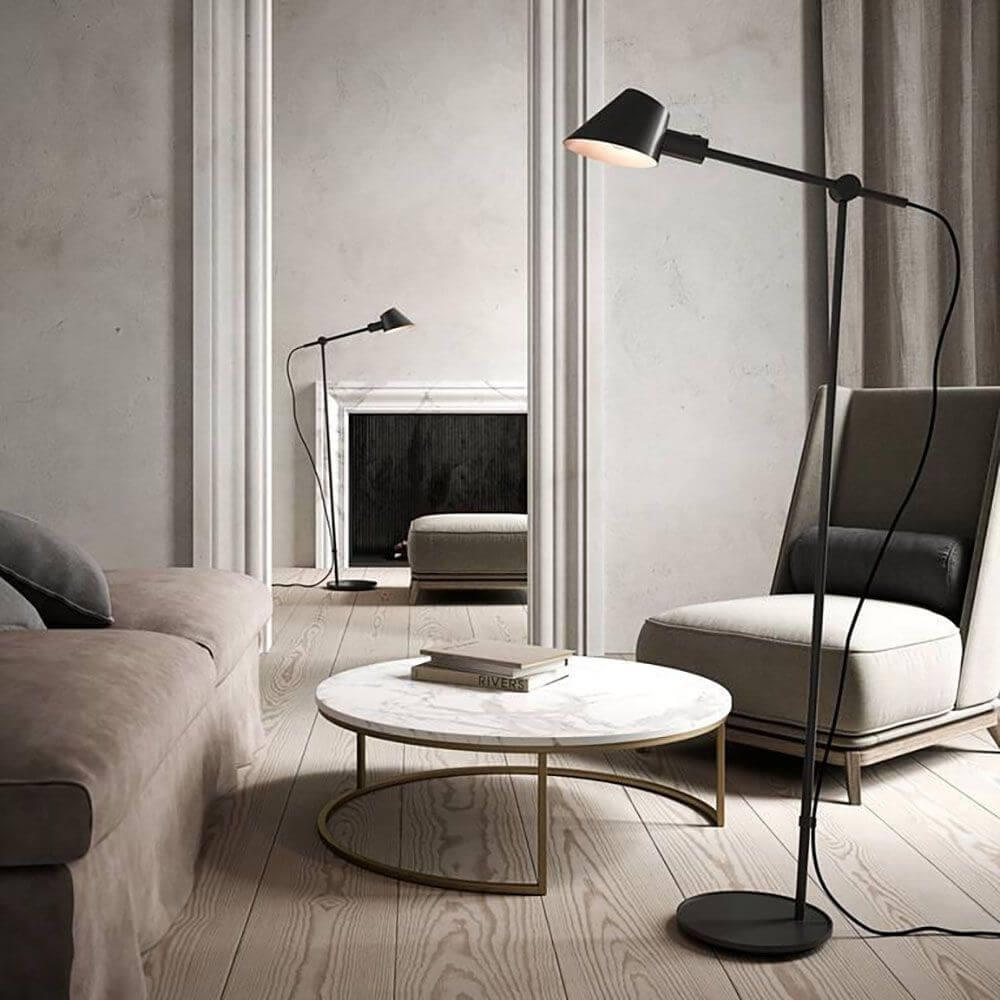Stay Floor Stehleuchte E27 in modernem Wohnzimmer mit runder Tischplatte und eleganter Einrichtung.