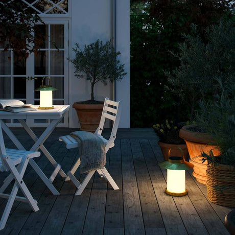Ambiance de jardin conviviale avec le lampadaire solaire de sol IP54 Temple LED, idéal pour la terrasse et le balcon.