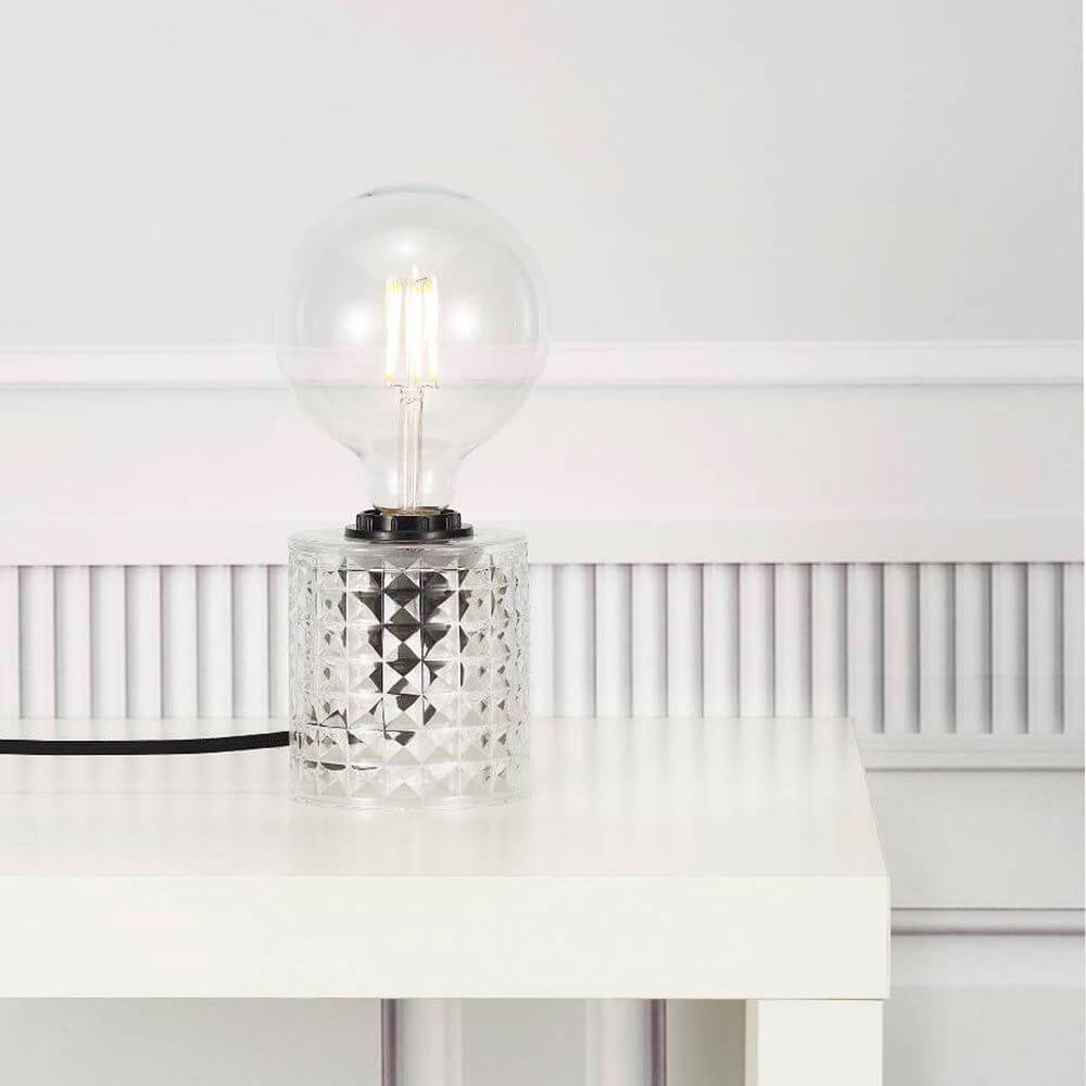 Bordlampe Hollywood Klar på et hvitt bord med moderne design og krystallklar lyspære.