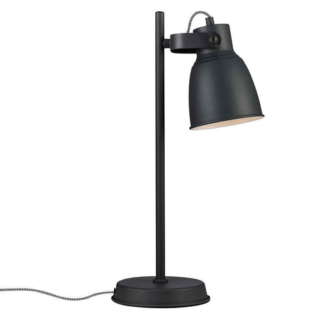Lampe de table Adrian noire au design moderne et en métal noir, idéale pour un intérieur élégant.