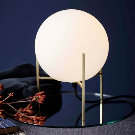 Bordlampe Alton hvit, opalhvit på et bord, moderne design med munnblåst glass.