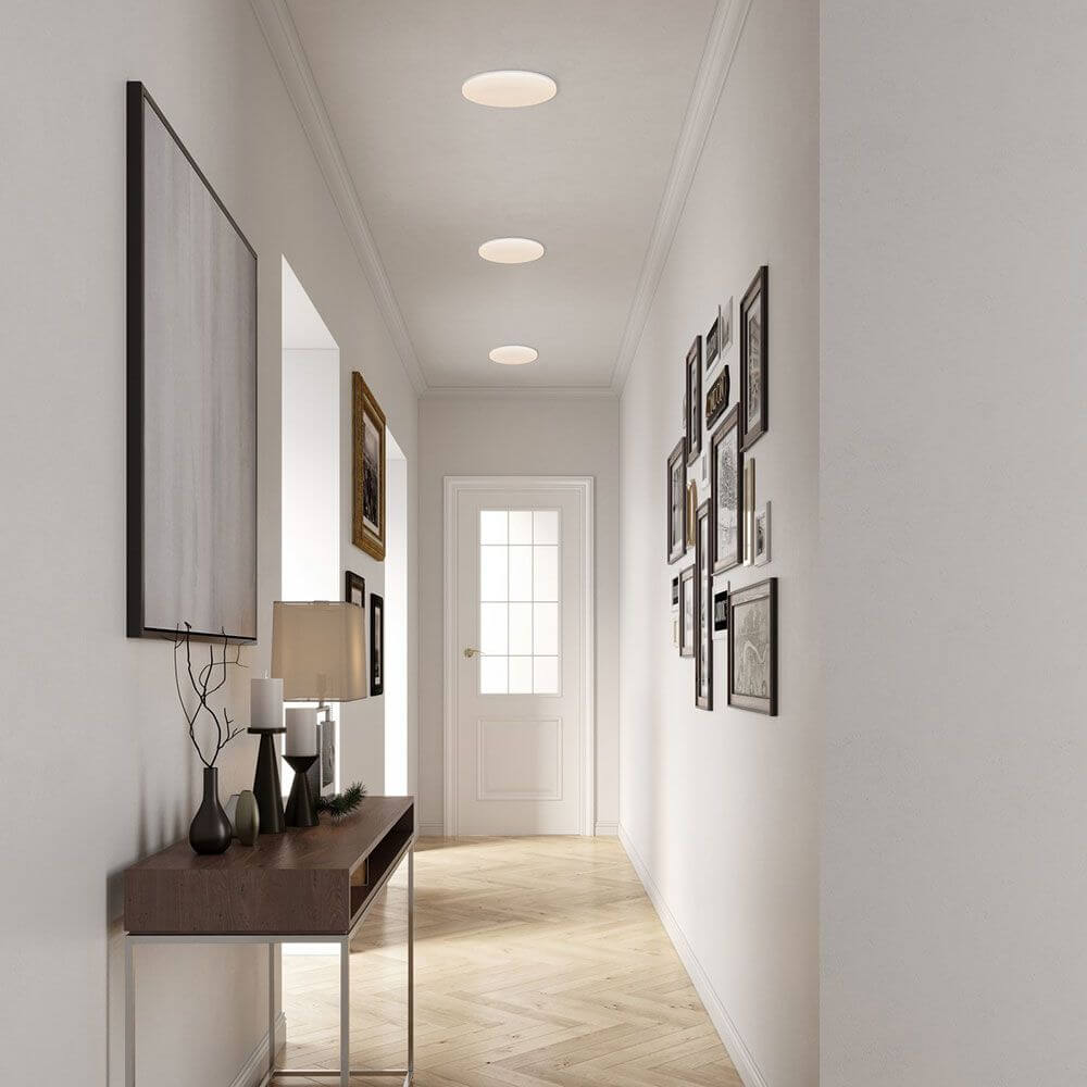 Modernes Wohnzimmer mit Vic LED Deckenleuchte und eleganter Einrichtung im Flur.