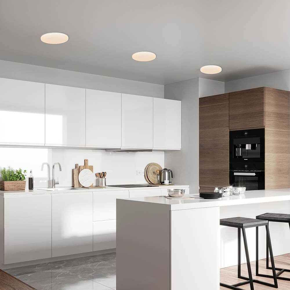 Moderne Küche mit Vic LED Deckenleuchte und stilvollen Möbeln.