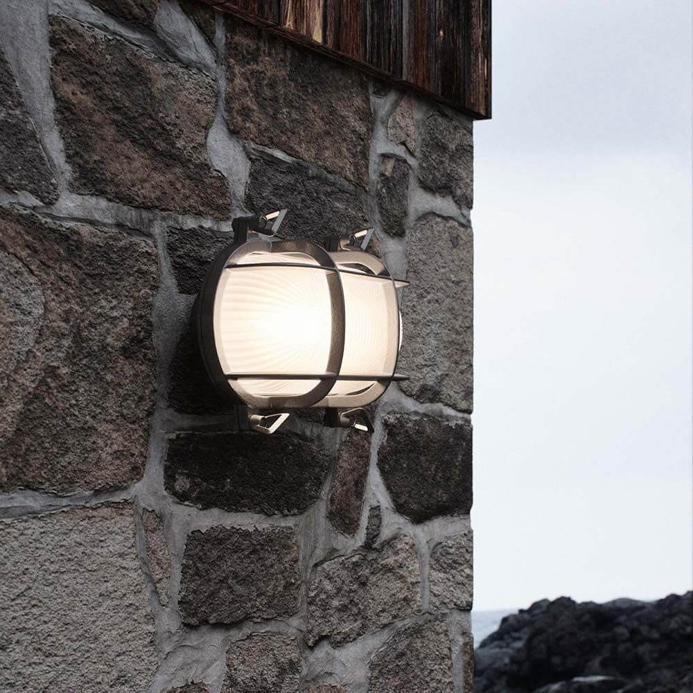 Schiffs-Wandleuchte Helford IP64 Nickel, Glas an einer Steinwand montiert, inspiriert von skandinavischem Wetter.