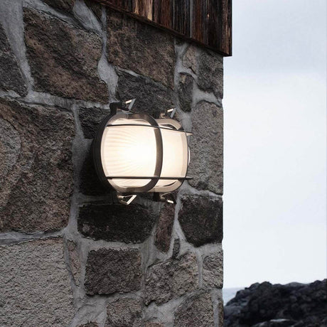 Schiffs-Wandleuchte Helford IP64 Nickel, Glas an einer Steinwand montiert, inspiriert von skandinavischem Wetter.