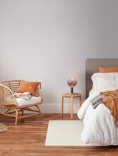 Nostos LED Tischleuchte Ø 20cm 3000K als warme Nachttischlampe in modernem Schlafzimmer mit Glas und Metallbeton