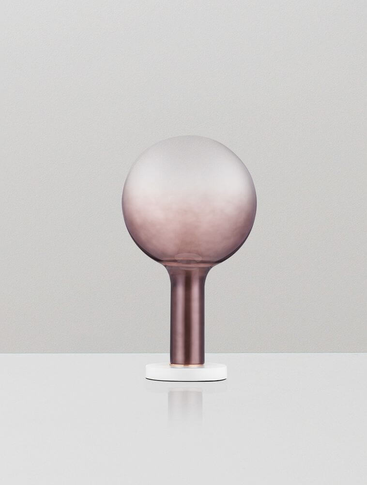 Nostos LED Tischleuchte Ø 20cm 3000K auf einem Tisch, elegantes Design mit warmen Brauntönen.