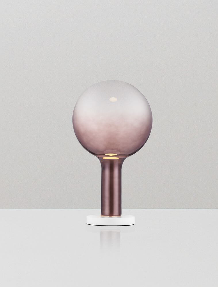 Nostos LED Tischleuchte Ø 20cm 3000K in Braun- und Goldton auf weißem Tisch