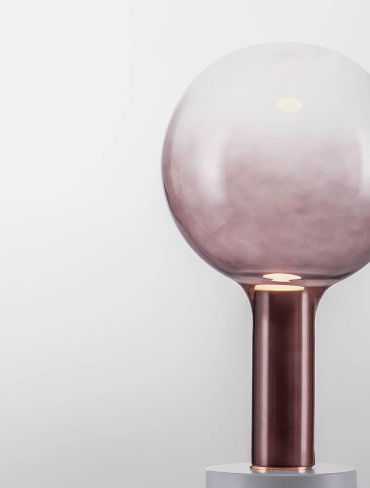 Nostos LED Tischleuchte Ø 20cm 3000K mit elegantem rosa Glas und Metallbasis für stilvolle Innendekoration.