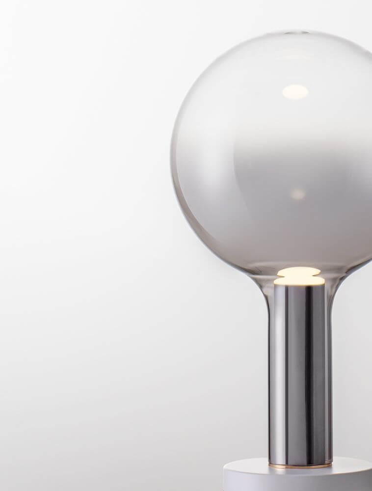 Nostos LED Tischleuchte Ø 20cm 3000K mit modernem Design und elegantem Glas.