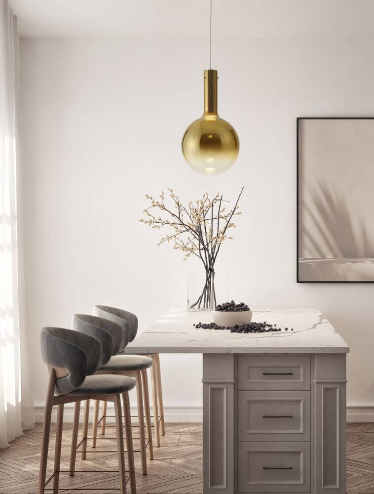 Moderne Nostos Pendelleuchte aus Bronzeglas in einem eleganten Kücheninterieur mit Holzdetails.